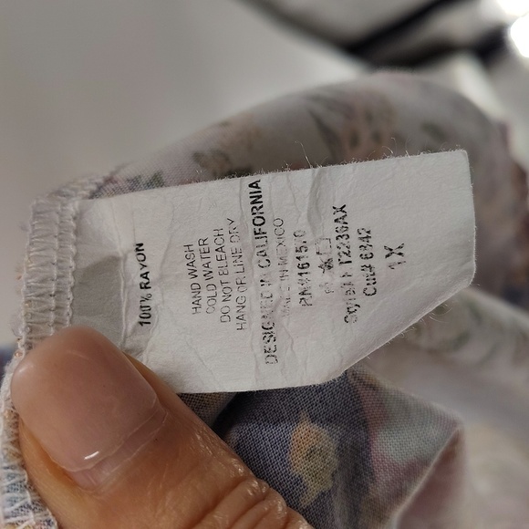 Haptics By Holly Harper Babydoll Top Size 1X Blue Pink Flowy Pullover Blouse - Picture 5 of 6